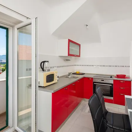 Apartment Top Spot Split
